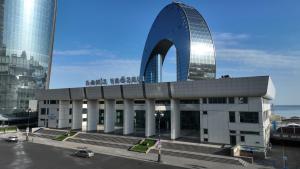 Un bâtiment avec un panneau en haut dans l'établissement Marine Inn Hotel Baku, à Baku