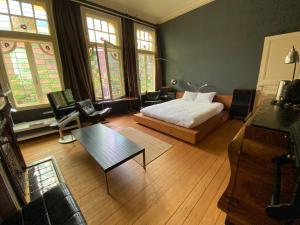 Sala de estar con cama y mesa de centro en Lunatree en Mechelen