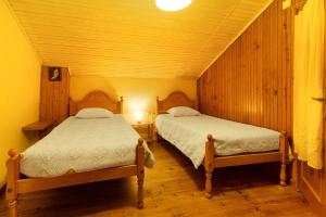 twee bedden in een kamer met houten wanden bij Casa Azenha Branca in Esposende