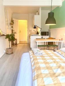 um quarto com uma cama e uma cozinha com em En lille hel lejlighed i midtbyen - centralt, hyggelig og tæt på alt! em Randers