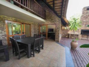 una mesa negra y sillas en un patio en Private Villa with Private Pool - Kruger Park Lodge, en Hazyview