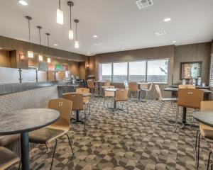 The lounge or bar area at MainStay Suites Hobbs