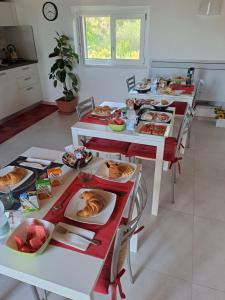 uma mesa com pratos de comida numa cozinha em Tana del Riccio em Ortona