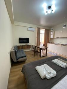 1 dormitorio con cama, mesa y sofá en Tbilisi cozy appartment en Tiflis