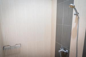 ein Bad mit einer Dusche mit einem Duschkopf in der Unterkunft Cozy room only 20 minutes from the city center! in Ngaglik