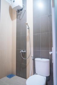 ein Bad mit Dusche und WC in der Unterkunft Cozy room only 20 minutes from the city center! in Ngaglik