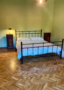una camera con letto e pavimento in legno di La Casa di Anna a Bagnoli