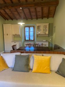 un soggiorno con divano e cuscini gialli di La Casa di Anna a Bagnoli