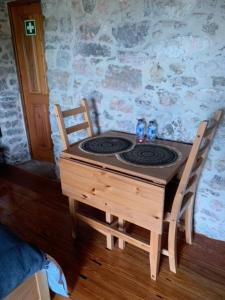 オビドスにあるCasa Rústica, perto do Castelo de Óbidosの木製テーブル(椅子2脚付)