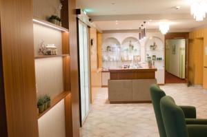 a room with a kitchen and a dining room at Wilfinger Ring Bio Hotel in Hartberg