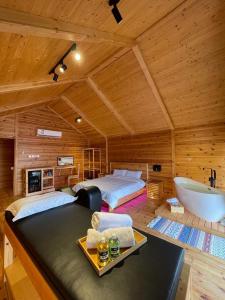 Großes Zimmer mit 2 Betten und einer Badewanne in der Unterkunft أكواخ البحيرات in Khalij Salman
