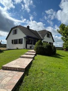 une maison blanche avec un chemin menant à elle dans l'établissement Le Robinson - Jusqu'à 7 couchages, à Bourg-Fidèle