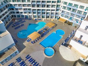 Riviera Spa Resort - Adults Only内部或周边的泳池