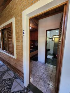 una entrada a una habitación con una pared de ladrillo en Pousada Pedacinho do Ceu suite Giulia 4, en Cunha