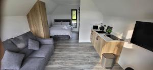 纽里The Rocks - Luxury Glamping Resort的带沙发和床的客厅
