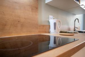 eine Kaffeemaschine auf der Theke in einer Küche in der Unterkunft studio banc léger cœur de ville in Limoges