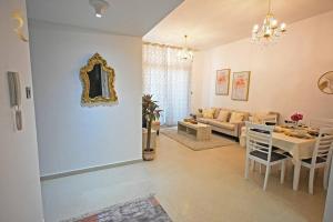 ein Wohnzimmer mit einem Tisch und einem Sofa in der Unterkunft Mangrove Bliss - Cozy 2BR Apartment in Abu Dhabi