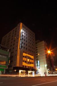 台中市にあるYUAI FU HAO Hotelの夜間の看板付きの建物