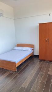sypialnia z łóżkiem i drewnianą szafką w obiekcie Luxury Apartment near airport w Negombo