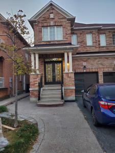 una casa con un coche aparcado delante de ella en RAESABU GUEST HOUSE, en Brampton