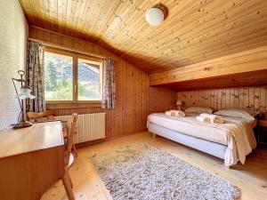 1 dormitorio con 1 cama en una habitación de madera en Le Marguerite I Attique I 4 pers, en Anzère