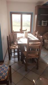 ein Esszimmer mit einem Tisch, Stühlen und einem Fenster in der Unterkunft Villa Trequattrini 