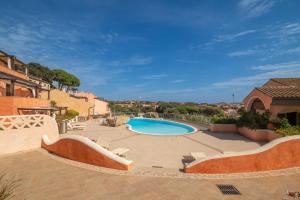 een zwembad in een tuin met een huis bij A 101 Puntavilla Mare in La Maddalena