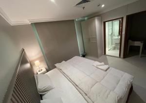 Letto o letti in una camera di Times Square Suite Hotel