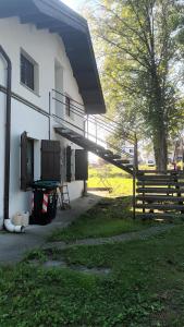 ein Gebäude mit einer Veranda und einem Zaun daneben in der Unterkunft Villa Trequattrini 