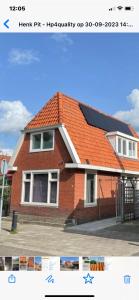 una casa de ladrillo rojo con techo naranja en Free Fly Loft Drachten, en Drachten