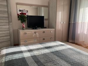 - une chambre avec une commode et une télévision dans l'établissement Apartment Soborna St., à Vinnytsia