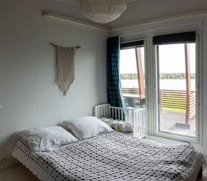 Postel nebo postele na pokoji v ubytování A cosy house by the lake, Perfect for families and couples