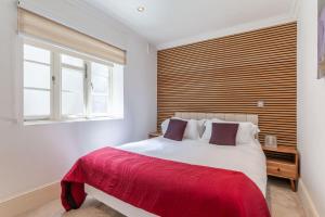 En eller flere senge i et værelse på The "Red Room Apartment" - Fitzrovia - by Frankie Says