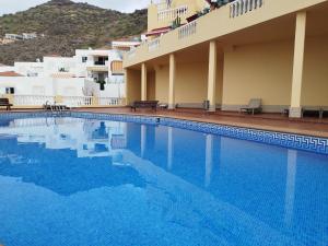 einem großen Pool vor einem Gebäude in der Unterkunft Charming & Sunny Apartment with Ocean View in Adeje