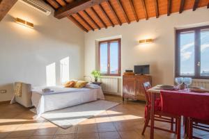 Un dormitorio con una cama, una mesa y un televisor. en Brunelleschi View Suite, en Florencia