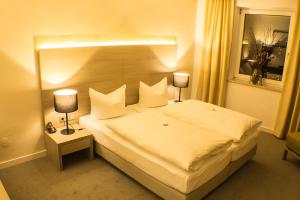 Postel nebo postele na pokoji v ubytování Garni Hotel Schmaus