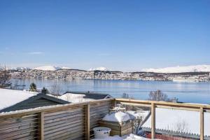 een balkon met uitzicht op het water bij Cozy home. Fantastic view and parking in Tromsø