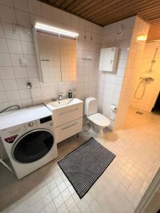 Koupelna v ubytování Kotimaailma - Kaunis ja avara viisiö Espoon Westendissä