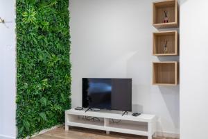Televízia a/alebo spoločenská miestnosť v ubytovaní ApartUP Ruzafa Vertical