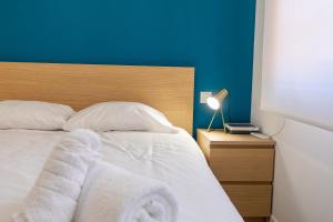 Posteľ alebo postele v izbe v ubytovaní ApartUP Ruzafa Vertical