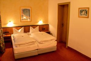 Postel nebo postele na pokoji v ubytování Garni Hotel Schmaus