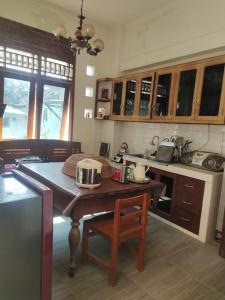 cocina con mesa de madera y encimera en Rumah Jati Bantul, en Jarakan