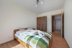 una camera da letto con un grande letto con una coperta a righe di Wrocław 1-Bedroom Apartment with Parking & Balcony by Renters a Breslavia