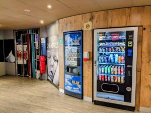 una máquina expendedora de refrescos en una tienda con bebidas en ibis budget Marseille Vieux Port en Marsella
