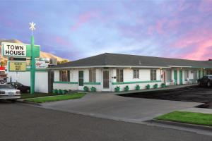 een herenhuis met een bord ervoor bij Town House Motel in Winnemucca