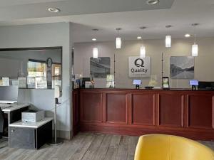una sala de espera con un escritorio de espera y una silla amarilla en Quality Inn Adairsville-Calhoun South, en Adairsville