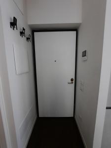 a corridor with a door in a room at Locazione Turistica La Rosa - Navigatori in Verona
