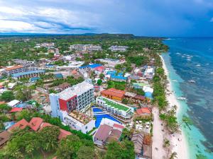 eine Luftansicht eines Resorts am Meer in der Unterkunft Best Western Plus The Ivywall Resort-Panglao in Panglao