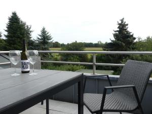 eine Flasche Wein auf einem Tisch mit zwei Gläsern in der Unterkunft Apartment-Koeln-Bonn, Ihr Zuhause auf Zeit. in Wesseling
