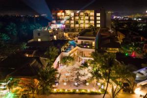 邦勞的住宿－Best Western Plus The Ivywall Resort-Panglao，夜间从空中欣赏大楼的景色